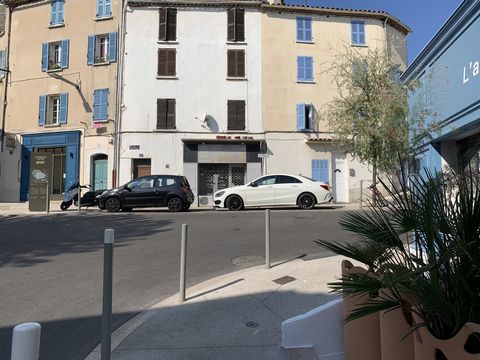 HYERES-CITY CENTER Ideal location for this building in R + 3 of 200m2 including: > On the ground floor, a commercial premises of 48.50m2, rented > On the first floor, a T2 of 48m2 composed of a living room, dining room, kitchen, a bedroom, a bathroom...