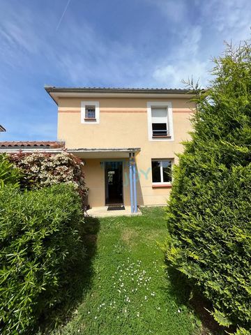 ELSA ... In the town of EAUNES - Ideally located in the city center, for sale nice villa type 4 with garage on a plot of 251m2. On the ground floor, the entrance serves the living room and the independent and equipped kitchen as well as a toilet. Ups...