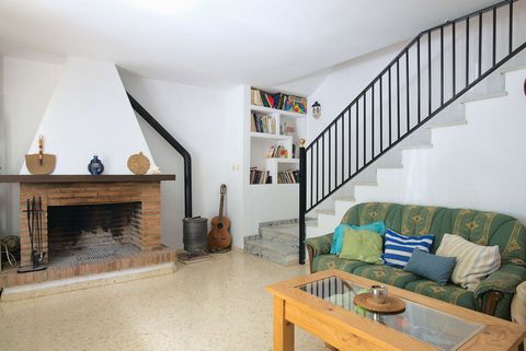 Terraced house in Alcaucín. Divided into two floors. On the entrance floor we have a spacious living room with a fireplace and from there we access an additional living room that leads directly to the kitchen and the terrace, which offers unobstructe...