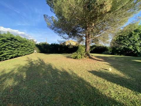 Rare on the sector! ALTERIA IMMOBILIER LABEGE offers you this land of about 491m2 located in the town of Belberaud. This plot offers great possibilities with a footprint of 30% or 147m2 facing south. Perfectly suitable for the construction of a house...