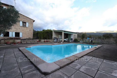 Le Seuil Immobilier Luberon, presents for sale this Mas on three levels with a view of the Luberon near the village. On the ground floor, the entrance leads to a living room and a fitted kitchen with pantry. On the first floor a hallway, a bathroom, ...