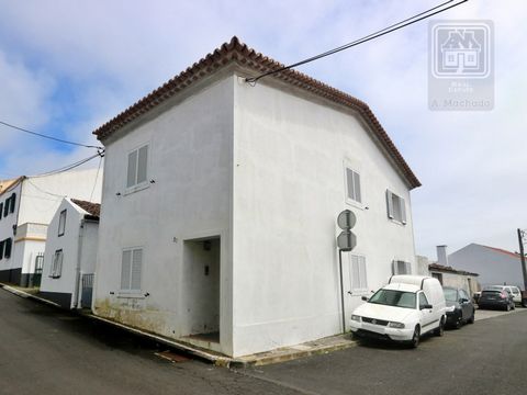 Detached house of typology T4, of relatively recent construction (anti-seismic), consisting of 2 floors and facing two streets (it is a drawer house - corner), with 2 large garages. It is located in the parish of Relva, municipality of Ponta Delgada,...