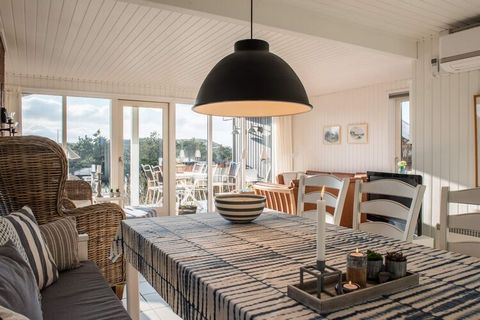 Max ein Hund. Auf einer Dünenspitze mit der meist fantastischer Aussicht über Henne Strand liegt hier ein richtig gemütliches Ferienhaus. Das Ferienhaus ist hell und freundlich eingerichtet mit einer weißen Küche, die offen zum Wohnzimmer, in dem der...