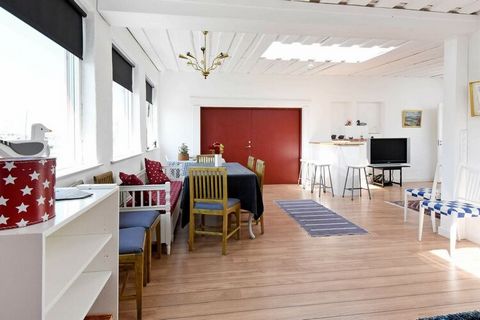 This charming holiday home is set in the centre of Skärhamn, on the island of Tjörn.It features a great terrace by the water, offering a magnificent view of the harbour. In the garden you will find yet another pleasant area for relaxing and having te...