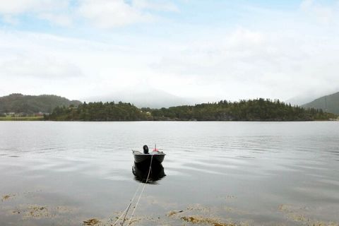 Mit wunderbarer Aussicht zum herrlicher Fjordlandschaft unmittelbar davor steht in der Gemeinde Årfor dieses zweckmäßig ausgestattete Ferienhaus. Der Fjord Indre Folda gilt als fischreich und spannendes Revier für Bootfahrer und Freizeitangler. Das 1...