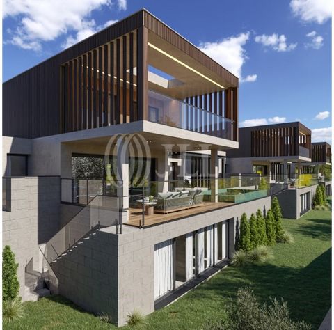 Maison 5 pièces +1, de 531 m2 de surface brute de construction avec jardin privé et piscine, en construction, au sein d'une résidence de 4 pavillons indépendants, intégrée dans un terrain de 469 m2, à Murches, Cascais. Le rez-de-chaussée comprend une...