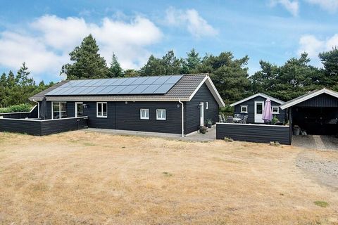 Cottage ben curato con vasca idromassaggio situato in una zona tranquilla a Blåvand. Il casolare è arredato con tre camere da letto, bagno con vasca idromassaggio e wc, soggiorno, cucina e soppalco. Dal cottage è la spiaggia a pochi passi così come i...