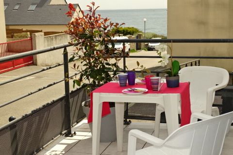 Just 100 m from one of the most beautiful beaches in Finistère, this studio offers an ideal alternative to a hotel or guest room. From the spacious balcony terrace you look out over the blue water. Swimming fun, water sports or just long walks are on...