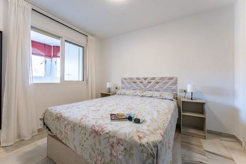 Bright apartment in Arroyo de la Miel The accommodation has a bedroom with a double bed, 1 bathroom with a bathtub, a fully equipped kitchen, a large living-dining room, and a closed terrace with a large window. Benalmádena is a city known on the Cos...