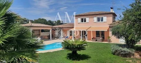 Completely renovated in 2022. The main villa of 270m2. The living room of 70m2. 4 bedrooms including a master suite with a dressing room. Large kitchen and scullery. 2 independent rooms of 40m2. Possibility to build an additional 97m2. 4/5 car garage...