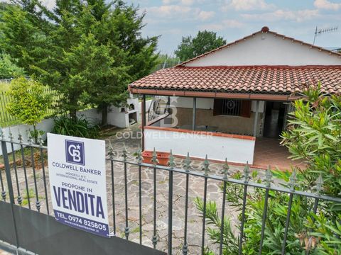 In Agropoli, in the Moio area, we offer for sale a detached house surrounded by greenery suitable for those who want tranquility without giving up proximity to services and the sea just 3km away. The property, totally fenced, is equipped with an auto...