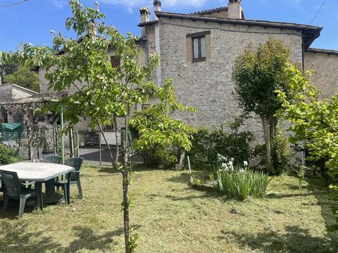 Cerreto di Spoleto, i byn Collesoglio med panoramautsikt, erbjuder vi till salu en del av ett rustikt hus med terrass, trädgård och mark. Huset har på mellanvåningen entré till vardagsrummet med pentry och öppen spis, hall, stort sovrum och badrum; P...