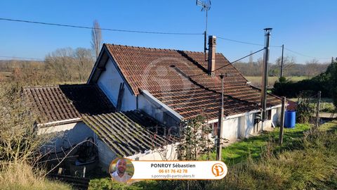 Ideal first-time buyer, small house of 56 m2 (to refresh), ideally located in the town of Mareuil-sur-Cher, at the gates of Saint-Aignan, 5 minutes from the most beautiful Zooparc of France. Composed of a small veranda serving as an entrance, a kitch...