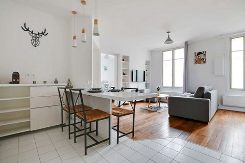 Charming 43m2 flat on the 1st floor. Situated in the 9th arrondissement of Paris, you'll love its location, within walking distance of many of the capital's tourist attractions! You'll be a 7-minute walk from the Abbesses village and the famous Sacré...