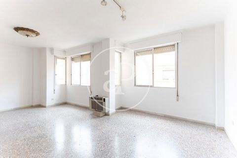 Appartement à rénover de 123 m2 avec vues dans la région de Villarreal.La propriété dispose de 4 chambres, 2 salles de bain, armoires intégrées et buanderie. Ref. VV2307015 Features: - Lift