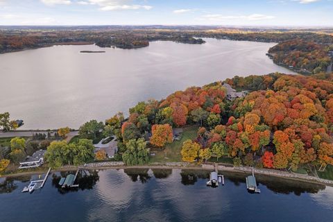 Premier Lake Minnetonka build site with 106' of southeast-facing, A-rated, sandy Lake Minnetonka Lakeshore. This stunning 1+ acre property features gently rolling lawn, towering hardwood trees and miles of views of the Main Upper Lake. Currently goin...