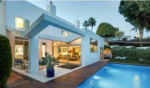 Charmante villa située à S'Agaró, au sein de Gavina, l'une des urbanisations les plus exclusives de la Costa Brava. La maison, construite sur un terrain de 738 m², a un total de 205 m² construits, répartis sur deux 2 étages. Au rez-de-chaussée, nous ...
