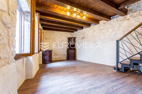 Trogir, in the very center of the city, a commercial space of 60 m2 on the first floor of a stone house with a separate entrance is for long-term lease. The space extends over two floors, consists of two work rooms, a bathroom and a kitchenette. The ...