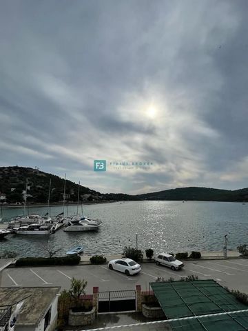 Location: Šibensko-kninska županija, Tisno, Tisno. TISNO - For sale, an interesting house with a beautiful view, located in the first row to the sea in the center! The house is located in an extremely attractive location and environment, only 15 m fr...