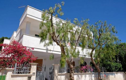 For sale is a beautiful seaside villa in Lido Specchiolla (Marina di Carovigno) located just 250 metres from the beach. The property is equipped with every comfort and is spread over three levels: a basement with garage, a ground floor and a first fl...