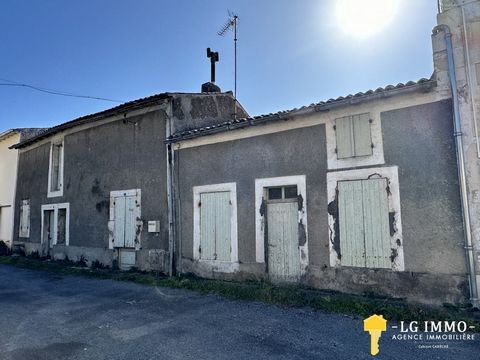 Ludovic GARÉCHÉ vous propose au Port de Mortagne-sur-Gironde, cette maison de pêcheur d’environ 145 m2 à rénover. Elle se compose rez-de-chaussée d'un séjour/cuisine 27 m2, salon 14 m2, WC 2 m2, Salle d’eau 3 m2, 3 chambres de 12,50 m2, 10 m2 et 12 m...