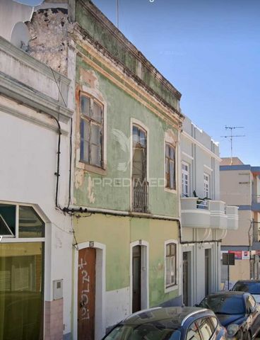 Bâtiment, en propriété horizontale, à rénover dans une zone ARU dans le centre de Portimão. Au rez-de-chaussée se trouve un T1 avec espace extérieur et au 1er étage un T1+1 avec un petit balcon. Idéal pour la rénovation et la monétisation. Biens exem...