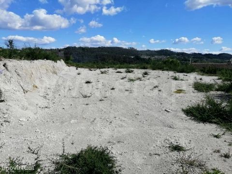 Land for construction with 953 m2 in Golães Excellent urban land near the city. With an area of 953 m2, it has feasibility of building a uniifamilar villa. It has an excellent sun exposure which makes it very sunny, since it has a solar orientation t...