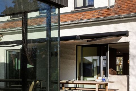 Questa lussuosa casa vacanze indipendente si trova nella città costiera belga di Koksijde. La casa può ospitare fino a 14 persone ed è ideale per una vacanza in famiglia. Hai una piscina privata coperta circondata da vetrate e la casa è a soli 700 m ...