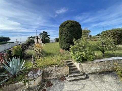 Charente-Maritime Sud Royan Meschers, charming stone house of 163 m2 on land of 1052 m2 located on the cliff of Meschers and its view of the Gironde estuary, at the foot of its troglodyte caves. This spacious house on 2 levels is located in a very so...