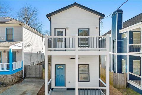 WELCOME to your NEW HOME in HOT HOT HOT Pittsburgh Neighborhood! Solid Comps!! Very functional floorplan, making the most of your lifestyle in every inch! Kitchen boasts abundant storage w pantry & custom cabinetry (soft close drawers & Doors), tiled...