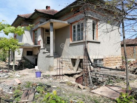 Imoti Tarnovgrad offers you a two-storey brick house in the village of Draganovo. The first floor consists of a room separated as a kitchen, a bedroom and two basements. External stairs lead to the second floor, where there is a corridor, three bedro...