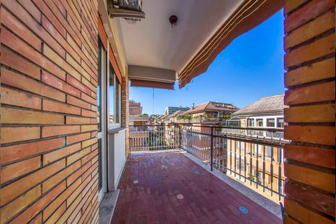 In the Pietralata area, we offer for sale a large and bright three-room apartment located on the top floor of a five floors building . The property, in excellent condition and equipped with a lift, enjoys triple solar exposure. The real estate unit c...