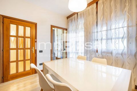 2 bedroom apartment for sale in Venice on the Giudecca, Redentore area. Located on the fourth floor of a 1960s building, it enjoys a breathtaking view from the terrace over the southern lagoon and the surrounding rooftops. It is in excellent conditio...