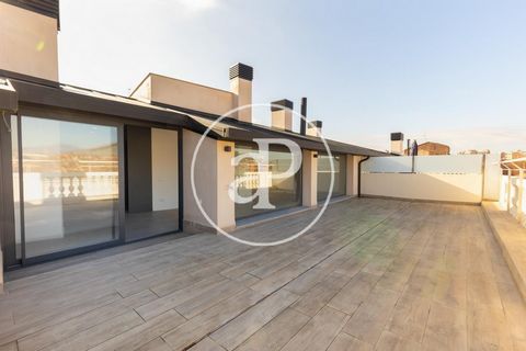Magnificent building of new construction, where the original facade has been maintained, located in the center of Sabadell, composed of a total of 18 luxury homes with a sophisticated contemporary and elegant design. There are duplex penthouses avail...