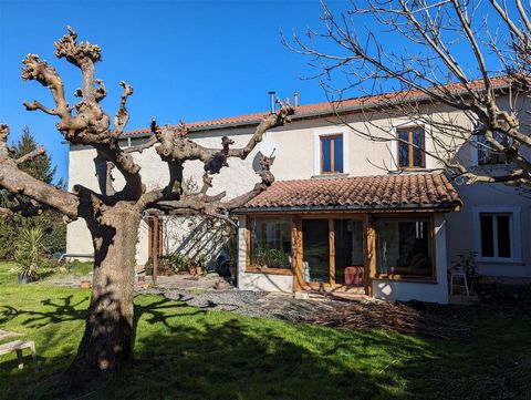 15 minutes from Saint Girons and 1 hour from Toulouse, discover this charming stone building from the 19th century, renovated in 2006. This house of approximately 160 m² and its adjoining outbuilding (160 m² on two levels), possibility of numerous de...