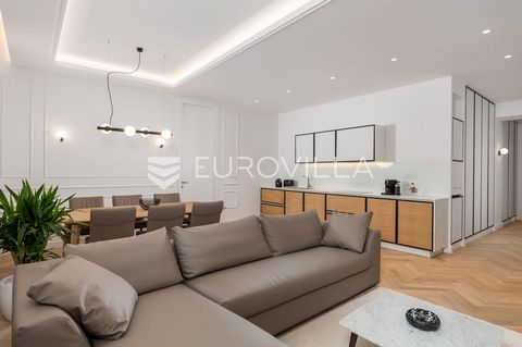 Opatija, in the very heart of the city, in a prestigious location overlooking the sea, we offer you a unique opportunity to buy an elegant apartment of 91.67 m2. This spacious apartment, completely newly renovated, is on the ground floor and consists...