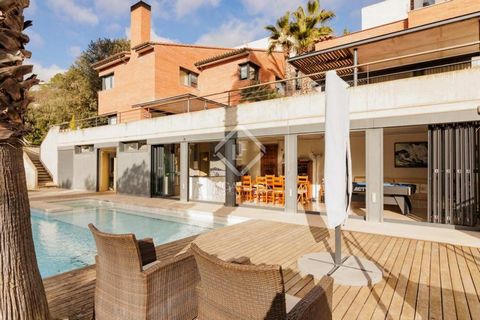 Lucas Fox is pleased to present this magnificent semi-detached villa in a natural environment, with great tranquility, ideal for family living and enjoying an exceptional lifestyle. The house, built with solid materials and high-end finishes, offers ...