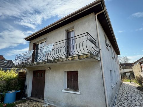 Located just 5 minutes from the historic city center of Perigueux and the greenway, come and discover this house to be refreshed with an area of approximately 120 m² of living space. You will find on the first level a living room with open-plan kitch...