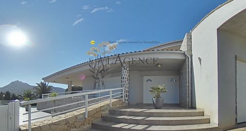 On a plot of 2000m2, a villa of 275 m2 on two levels, with swimming pool ideally located in one of the most popular places of Ile Rousse composed as follows: Ground floor: a type 2 apartment with a bedroom with closet, a shower WC, a kitchen-summer d...