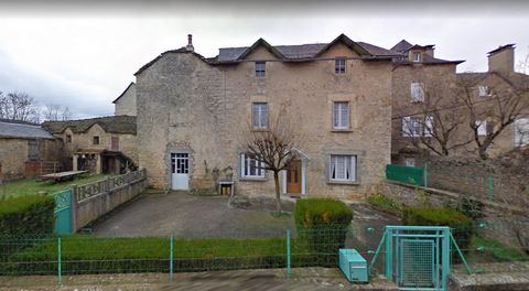 Stenen dorpshuis gelegen in het kleine dorpje Recoules-Prévinquières op 10 minuten van Séverac en 25 minuten van Rodez, waaronder: Begane grond: een entree, een aparte keuken (11m2), een woonkamer (15m2), een eetkamer (16m2). Een binnenplaats van ong...