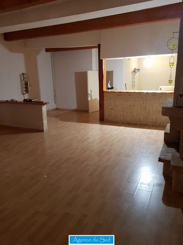 Exclusively, building with a total area of approximately 270m2 located in the center of the village of Auriol, consisting on the ground floor of a business (bakery) currently in operation. and on the upper floors, 2 apartments already realized, a dup...