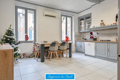 AURIOL Centre-Ville - Duplex apartment T3 with a surface of 84m2 with garage of 39m2 on the 1st floor of a small building without charges. This 3-room apartment completely renovated with taste consists of an entrance with cupboards, a bathroom with t...