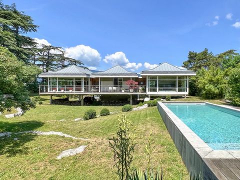 Exceptional setting, in the heart of a private park on the outskirts of Chambery town centre, beautiful single-storey property within 3265 m2 of landscaped grounds decorated with swimming pool. Surrounded by green spaces and not overlooked, this deta...