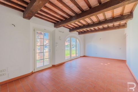 Welcome to this beautiful semi-detached house in Pontedera, a home in a quiet location, yet close to the center. The house has an A+ energy rating, which stands for a sustainable and environmentally friendly way of life, and the solar panel system al...