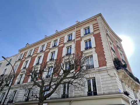 In the heart of the Garenne-Colombes and close to shops, the market place and schools, come and discover this beautiful 3 rooms of 63m2. Located on the 3rd floor of a beautiful 1930 building, you will be seduced by its brightness and the charm of the...