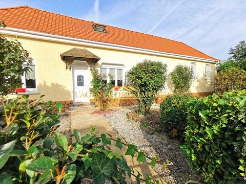 Renovated 6-room farmhouse of about 150 m2, from 1953. It consists on the ground floor: A living room of 40 m2 - An open, furnished and equipped kitchen of 18 m2 - A laundry room - A toilet - A games room/dressing room of 15.50 m2 - A bedroom of 19.6...