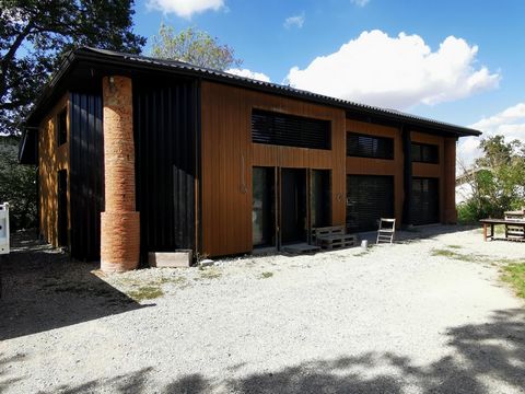 In l'Isle Jourdain, 5 minutes from the city center, come and visit this architect's house of 2018 in industrial style in the countryside on a plot of more than 3000 m2. It consists of a large living room of 70 m2 very bright with metal beams, exposed...