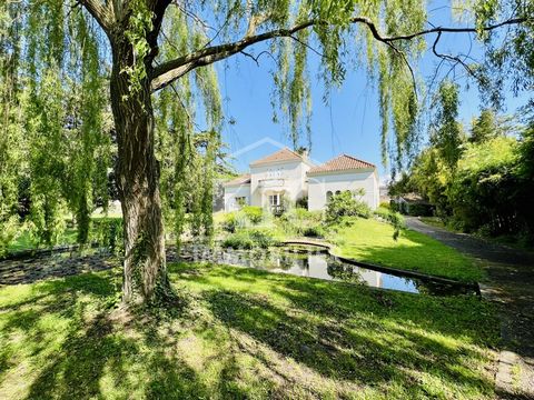 Ref 12474 AG - CARCASSONNE - West exit of Carcassonne, quick access to airport and motorway, superb building of character of about 280 m2 on a magnificent enclosed and wooded plot of 2,680 m2 with pond. Superb living room with fireplace, large fitted...