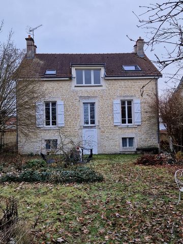 This exceptional residence, ideally nestled in the charming town of Chaumont, elegantly combines the advantages of practical city living with bucolic charm. The house, with an area of approximately 167 m2 spread over three levels, offers a bright and...