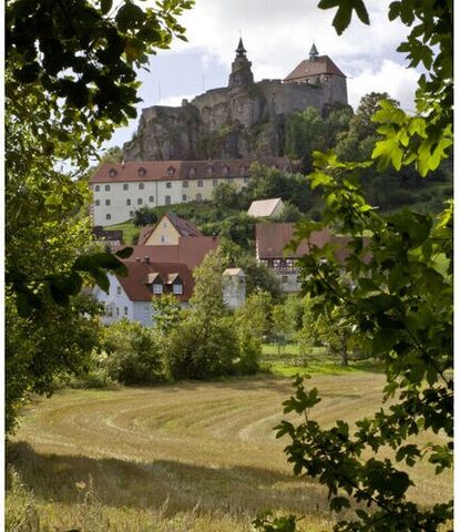 The romantic holiday apartment in the nave of Hohenstein Castle has 63 square meters on two levels. A living room with a kitchenette, a large solid wood dining table and a basic oven in front of which you can make yourself comfortable on a sofa. The ...